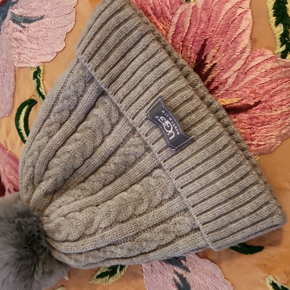 UGG Cable Knit Gray Hat and Scarf Set - Picture 3 of 4